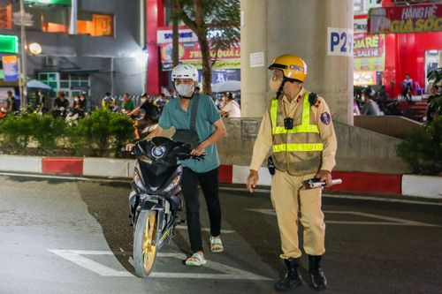 Sử dụng giấy phép lái xe giả, thanh niên lo lắng khi bị cảnh sát 141 kiểm tra