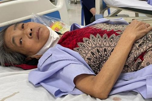 Nợ viện phí triền miên, người phụ nữ nghèo xin bác sĩ về nhà chờ chết