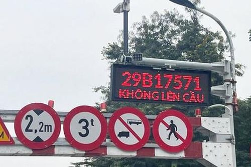 Lắp đặt biển báo thông minh: Góp phần hạn chế ùn tắc giao thông