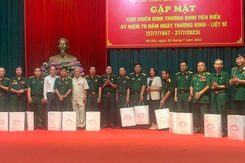 Hội Cựu chiến binh thành phố tặng quà 95 hội viên là thương binh tiêu biểu