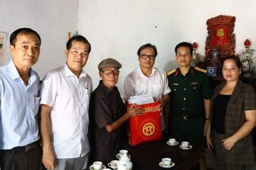 Hoài Đức: Thăm, tặng quà đối tượng chính sách tiêu biểu nhân ngày Thương binh - Liệt sĩ