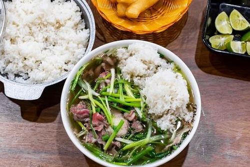 Khách xếp hàng chờ ăn quán phở cơm nguội ở Hà Nội