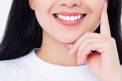 Hàm hô có nên bọc răng sứ?