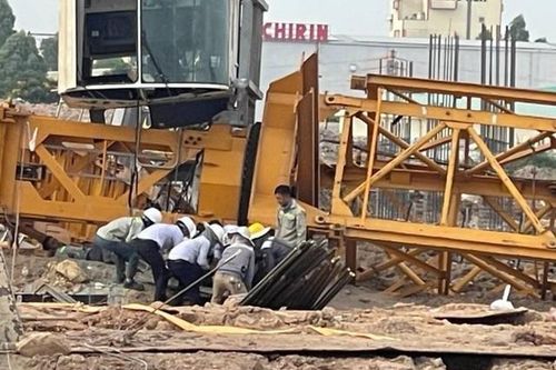 Sập cẩu tháp tại Bắc Giang khiến 3 người bị thương