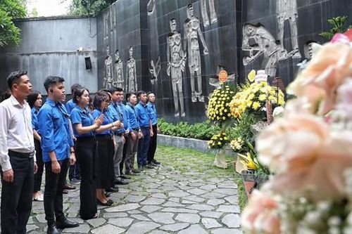 Đoàn Thanh niên UBTƯ MTTQ Việt Nam dâng hương tại Đài tưởng niệm các Anh hùng, liệt sĩ Nhà tù Hỏa Lò
