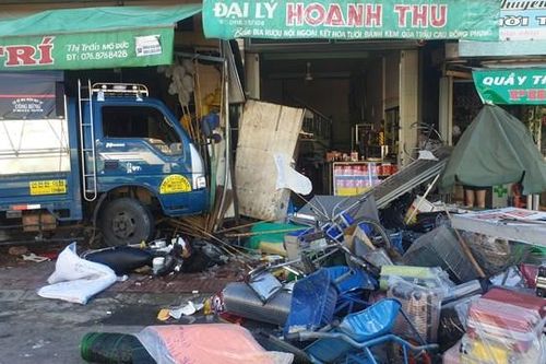 Quảng Ngãi: Xe tải bất ngờ tông vào nhà dân, 2 người tử vong