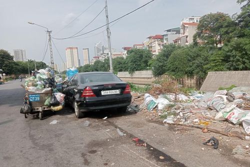 Rác thải ngập phố Ngô Quyền