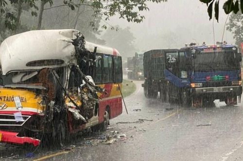 Tai nạn giao thông ngày 21/7/2023: Xe tải tông xe máy đang chờ đèn đỏ