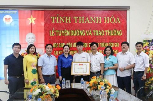 Thanh Hóa khen thưởng học sinh thủ khoa và đoạt thành tích tại kỳ thi Olympic Vật lý quốc tế