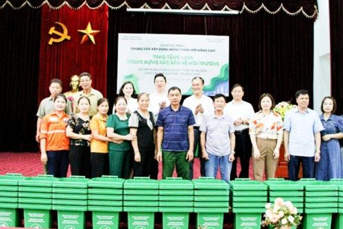 Thái Nguyên: Tặng 1.500 thùng đựng rác cho nông dân