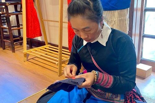 Nghệ thuật thêu ghép vải của người H'Mông trắng