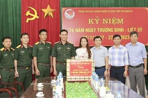 Quân khu 1: Thăm, tặng quà Trung tâm điều dưỡng người có công tỉnh Thái Nguyên nhân dịp 27-7