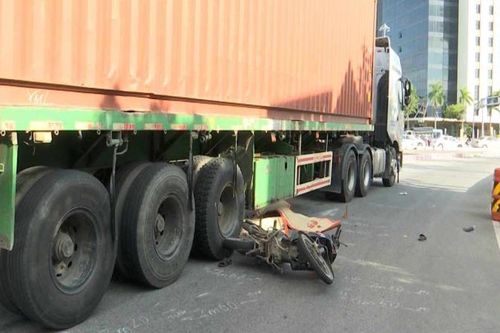 Va chạm xe đầu kéo, 2 vợ chồng tử vong