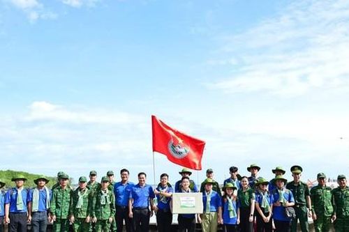 Sinh viên tình nguyện 'Mùa Hè Xanh' TP. HCM tiếp sức tại mặt trận xã đảo Thạnh An