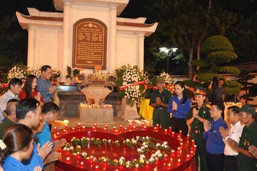 Lễ thắp nến tri ân các anh hùng liệt sĩ tại Ngã ba Đồng Lộc
