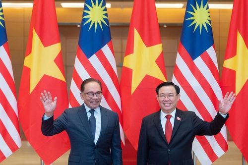 Chủ tịch Quốc hội Vương Đình Huệ hội kiến Thủ tướng Malaysia Anwar Ibrahim