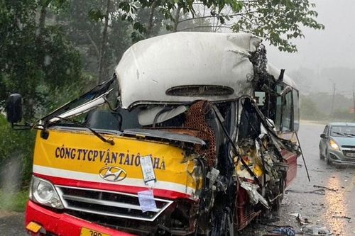Xe buýt và đầu kéo tông nhau, 10 hành khách thoát nạn