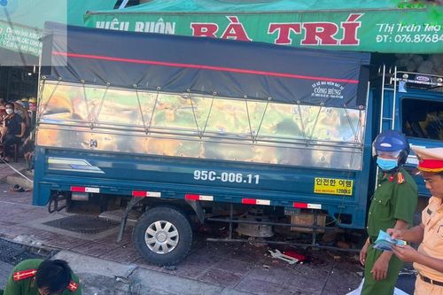 Xe tải tông vào nhà dân, 2 người tử vong