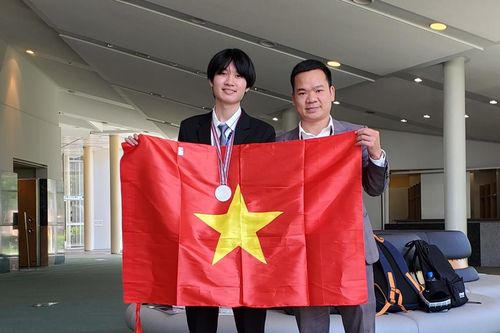 Thanh Hóa thưởng 'nóng' cho thầy và trò đoạt HCB Olympic Vật lý