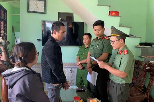 Bắt 2 nam thanh niên mang súng quân dụng đi đòi nợ thuê