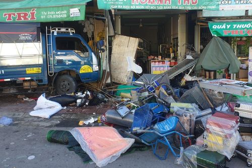 Xe tải tông vào nhà dân ở Quảng Ngãi khiến 3 người thương vong