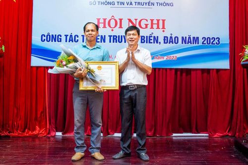 UBND tỉnh Quảng Ngãi tặng Bằng khen cho phóng viên Báo Biên phòng vì thành tích xuất bản sách tuyên truyền về chủ quyền biển, đảo
