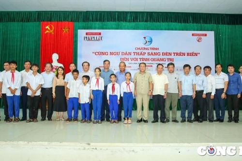 Chương trình 'Cùng ngư dân thắp sáng đèn trên biển' đến với bà con ngư dân tỉnh Quảng Trị