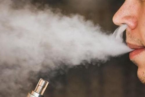 Hút thuốc lá điện tử, người đàn ông bị ngộ độc phải đi cấp cứu