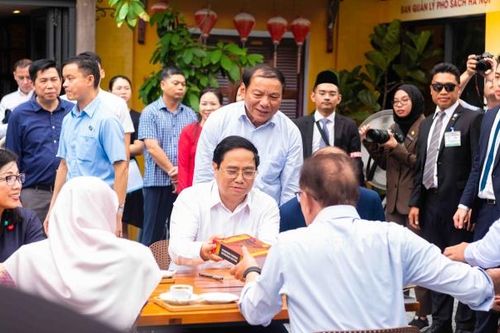 Thủ tướng Phạm Minh Chính và Thủ tướng Malaysia tham quan Phố Sách Hà Nội