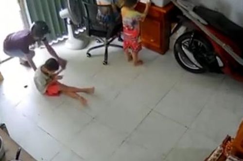 Manh động hình ảnh người đàn ông xông vào nhà dân giật điện thoại trên tay bé trai