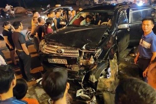 Ô tô đâm trực diện, cuốn 3 cô gái ở Hà Nội vào gầm xe