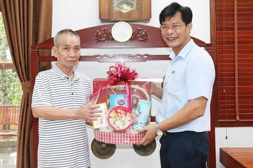 Thăm hỏi, tặng quà các thương bệnh binh, gia đình chính sách tại thành phố Vĩnh Yên