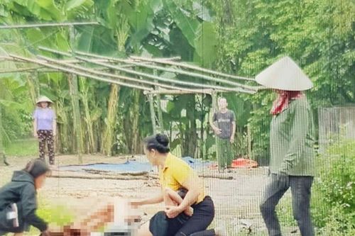 Sản phụ 'vượt cạn' bên đường