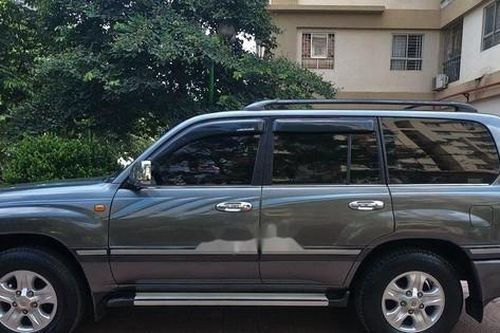 Bộ Công Thương bán xe Land Cruiser, Mercedes... giá hơn 2,9 tỷ đồng