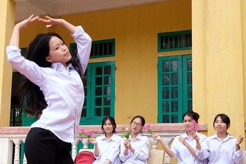 Tan chảy với màn nhảy siêu dễ thương của nữ thủ khoa Ngữ văn