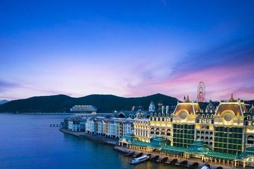 Charlie Puth đi xe VinFast VF9 đến Vinpearl Nha Trang lúc nửa đêm