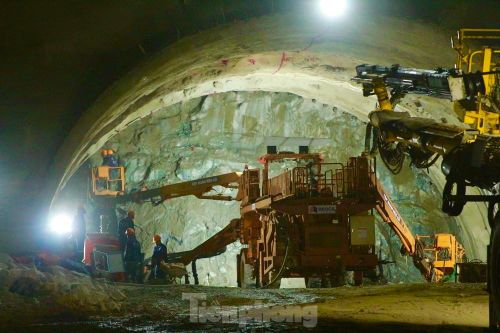 Cận cảnh công nhân ngày đêm khoét núi, thi công hầm cao tốc Quảng Ngãi - Hoài Nhơn