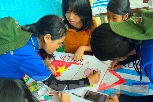 Trẻ vùng sâu hào hứng vẽ tranh thiếu nhi Việt Nam - Cuba