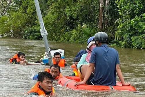 Ảnh hưởng hoàn lưu bão số 1, nhiều nơi ở Phú Quốc ngập nặng