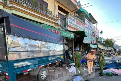 Ô tô tải đâm xe máy, lao vào nhà dân khiến 2 người tử vong