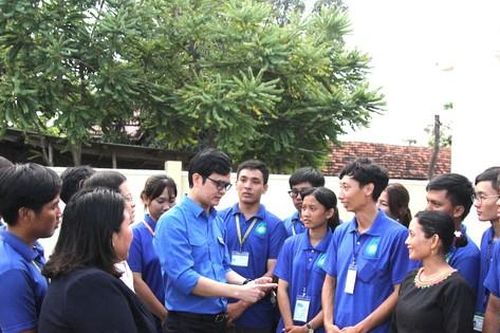 Anh Bùi Quang Huy kiểm tra chiến dịch tình nguyện hè, trao quà gia đình chính sách ở Gia Lai