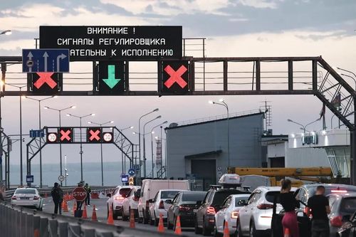 Tướng Ukraine thừa nhận ưu thế của Nga, cầu Crưm đóng cửa do cảnh báo không kích