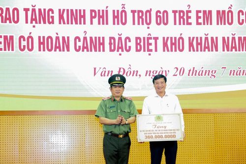 Thiếu tướng Đinh Văn Nơi đại diện trao kinh phí hỗ trợ trẻ mồ côi