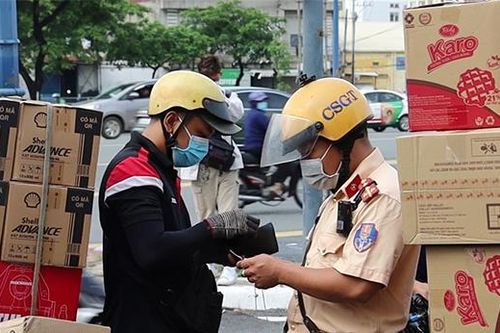 Biết sai nhưng vẫn chở hàng cồng kềnh, người vi phạm viện cớ kiếm sống