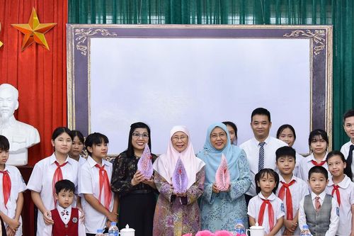 Món quà đặc biệt trẻ em tặng hai phu nhân Thủ tướng Việt Nam và Malaysia