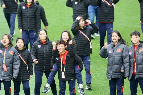 Tuyển nữ Việt Nam tươi rói trên sân Eden Park trước trận gặp Mỹ