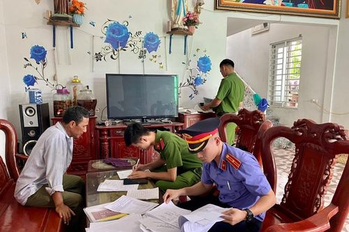 Làm giả giấy chứng nhận quyền sử dụng đất để lừa đảo chiếm đoạt tài sản