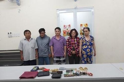 Nhóm 5 người dùng 'kim cương nhựa' lừa nhiều nơi tại TP HCM