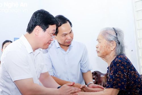 Chủ nhiệm Ủy ban Tài chính - Ngân sách của Quốc hội thăm, tặng quà các gia đình chính sách ở Nghệ An
