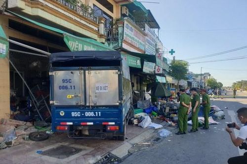 Quảng Ngãi: Xe tải mất lái tông vào nhà dân, 3 người thương vong